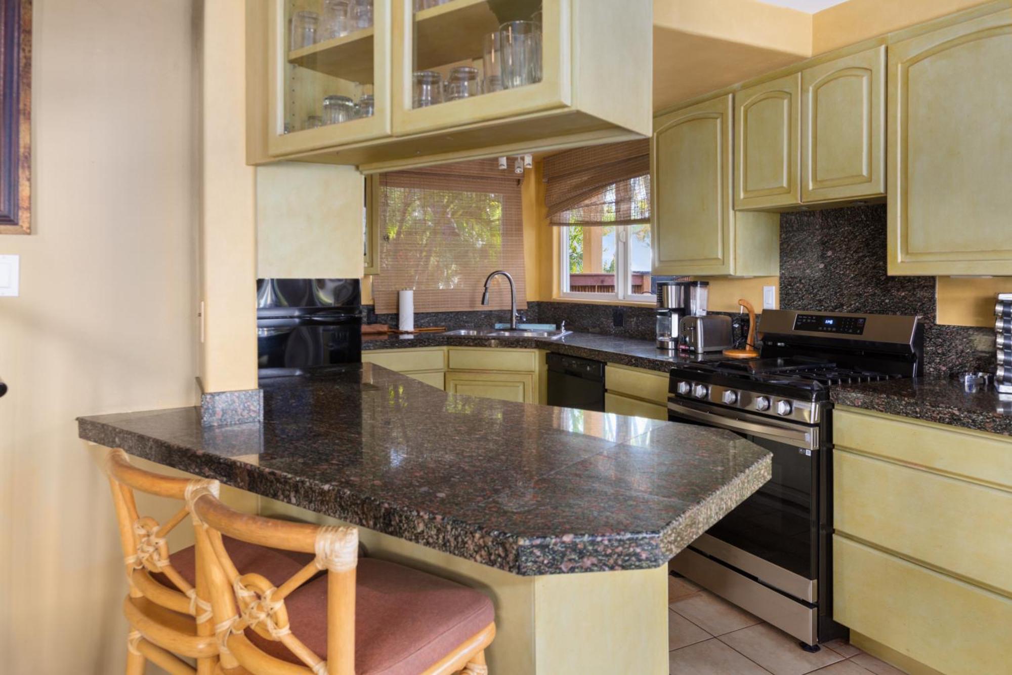 Plumeria Suite, 2-Bedrooms, Sleeps 6, Pool & Bbq, Pre-Renovation Summer Sale Kīhei Exterior foto