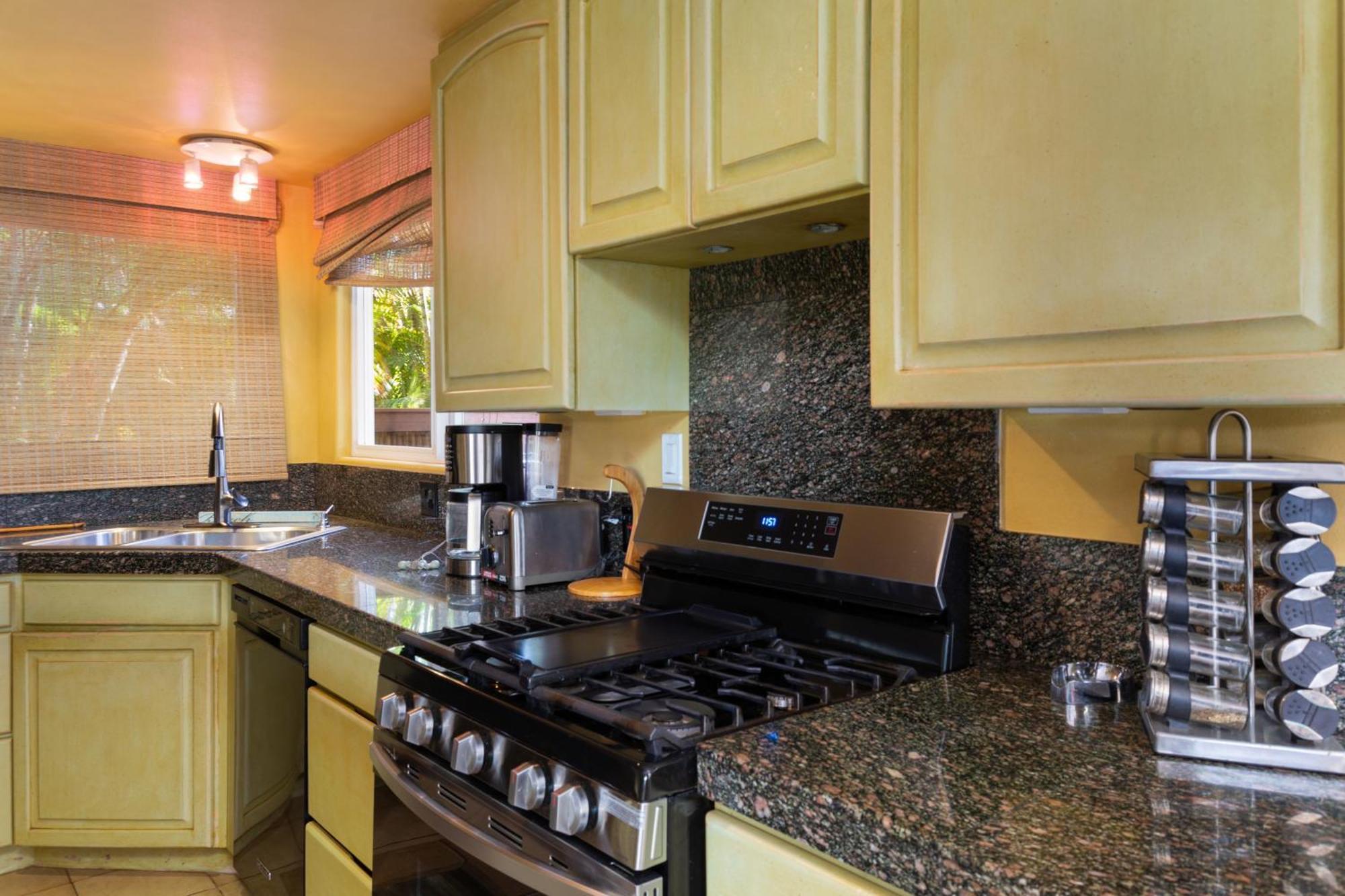 Plumeria Suite, 2-Bedrooms, Sleeps 6, Pool & Bbq, Pre-Renovation Summer Sale Kīhei Exterior foto