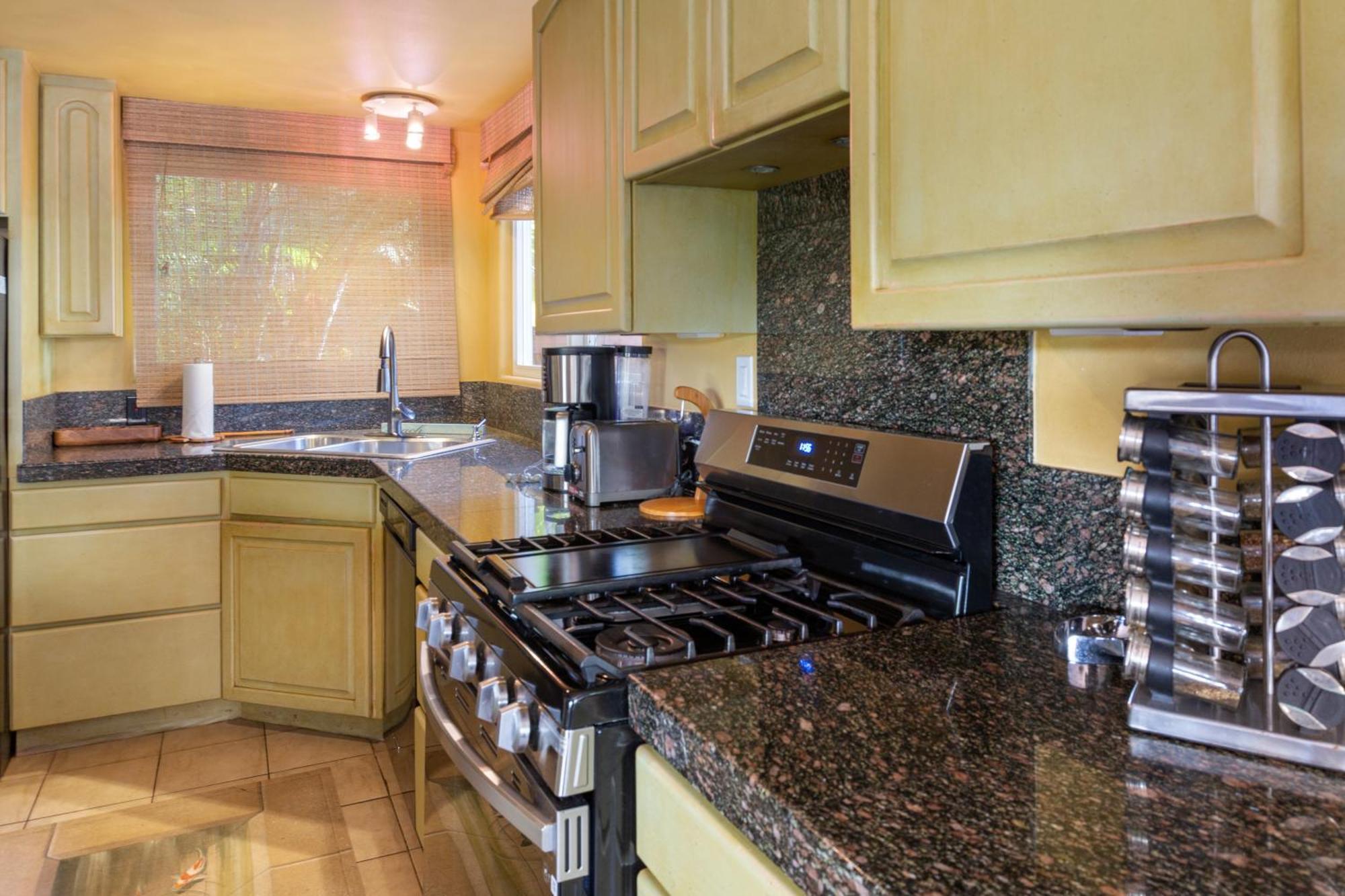 Plumeria Suite, 2-Bedrooms, Sleeps 6, Pool & Bbq, Pre-Renovation Summer Sale Kīhei Exterior foto